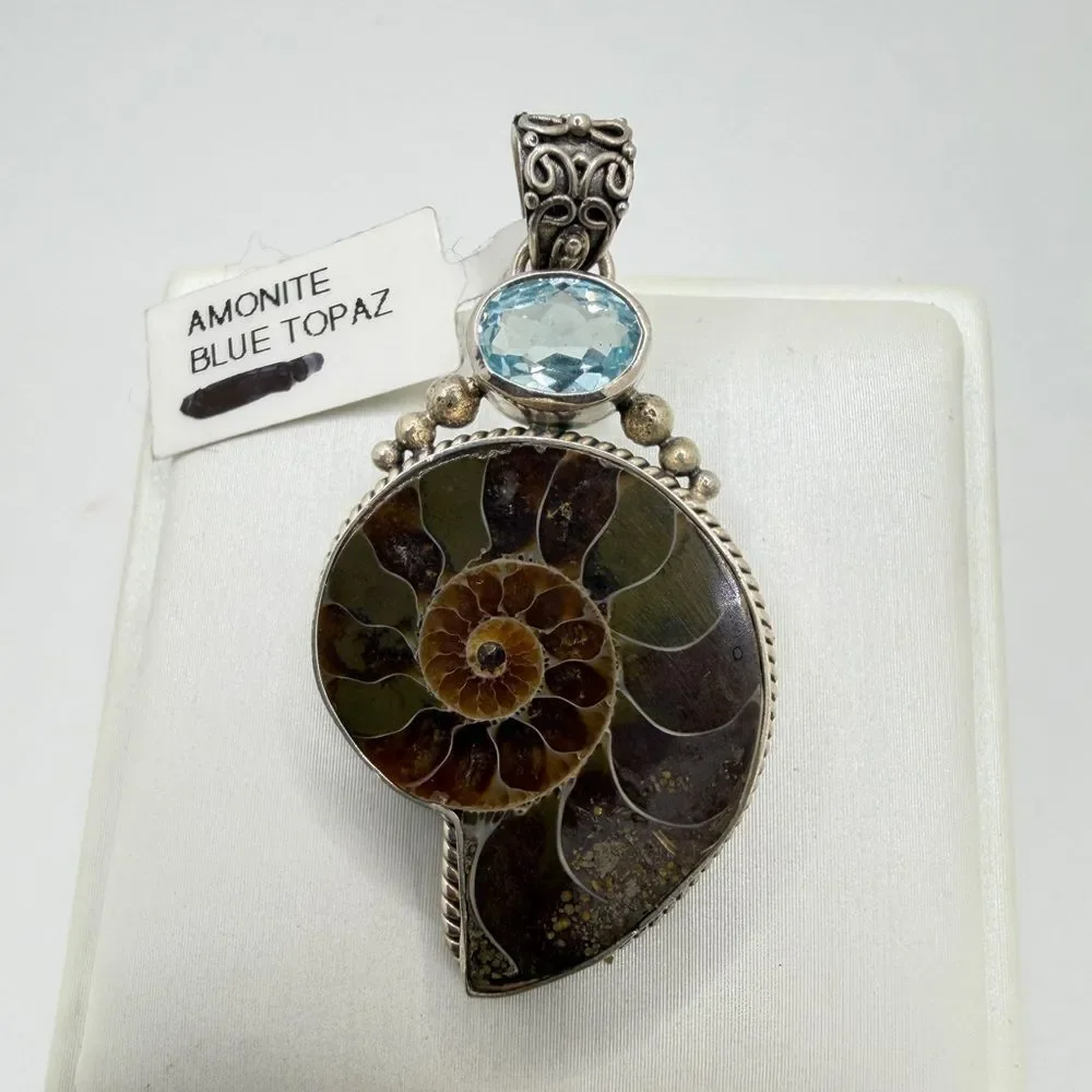 NWT 19x24mm AMMONITE and 8x5mm faceted blue topaz pendant in Bali 925!‎